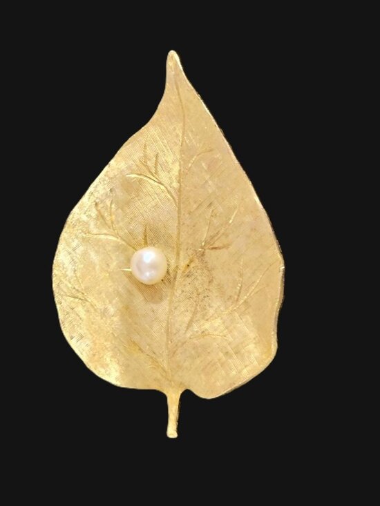 Ledo Jewelry - VINTAGE RETRO “LEDO 1962” GOLD LEAF & PEARL BROOCH PIN